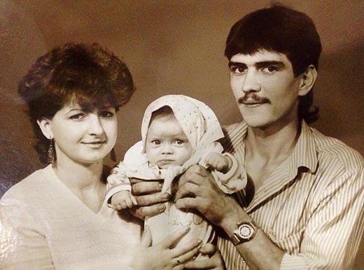 Яна Середа в детстве с родителями