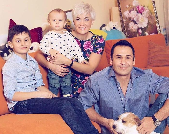 Юлия Костюшкина и Стас Костюшкин с детьми