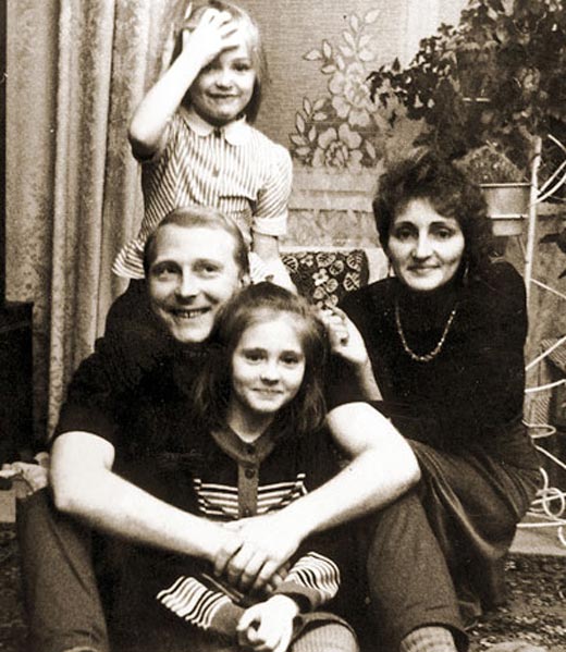 Юрий Казючиц с женой Надеждой и дочерьми