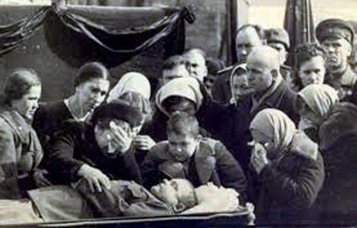 Жена и сын генерала Ватутина на похоронах