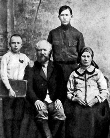 Дмитрий Устинов в детстве с родителями и братом