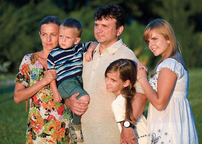 Елена Кизякова и Тимур Кизяков с детьми