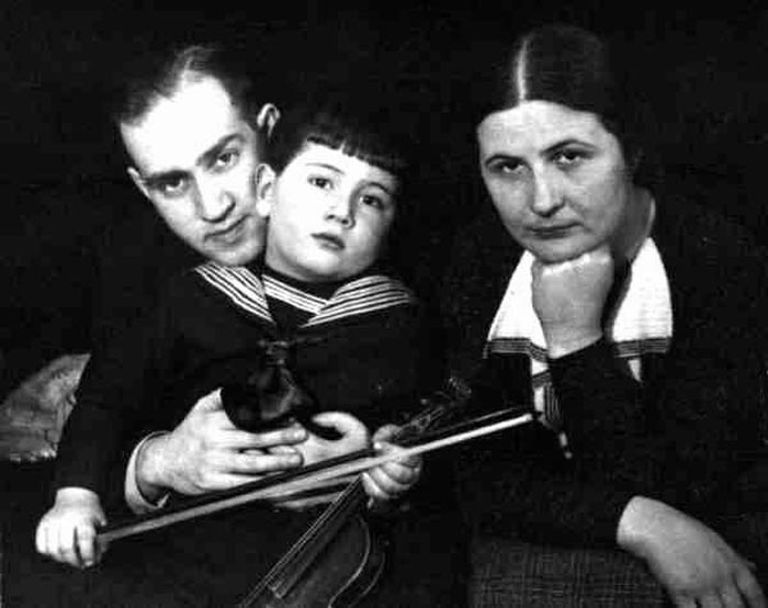 Игорь Ойстрах в детстве с родителями