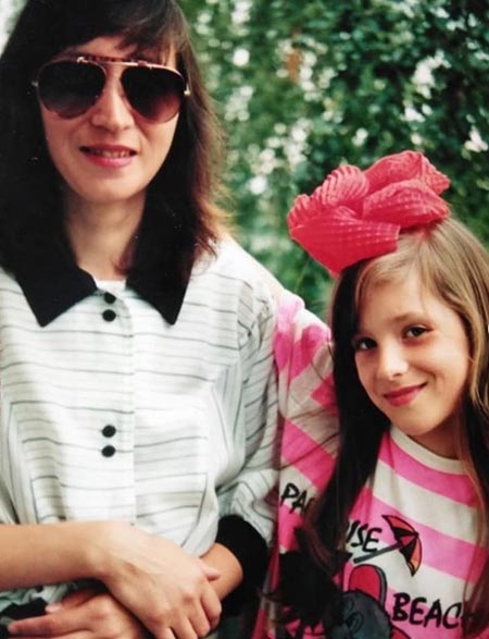 Ирина Темичева в детстве с мамой