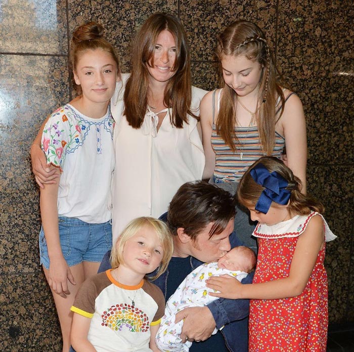 Джейми Оливер с женой и детьми