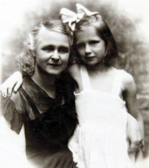 Лидия Клемент в детстве с мамой