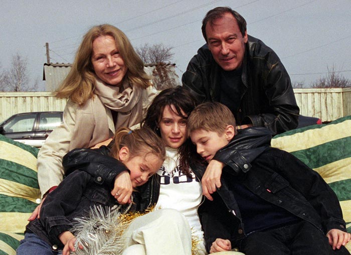 Елизавета Янковская в детстве с мамой дедушкой и бабушкой