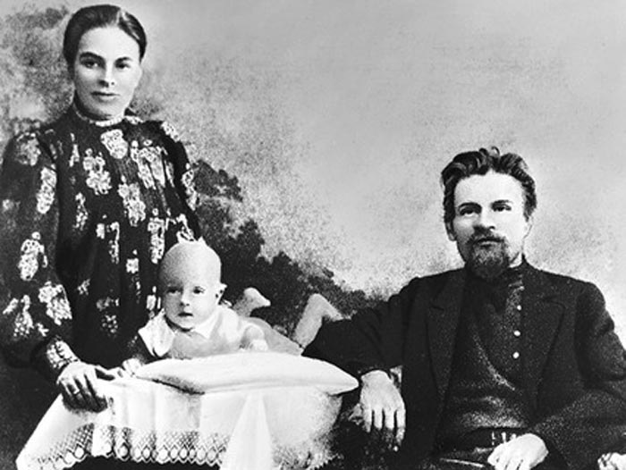 Михаил Калинин с женой и сыном Александром