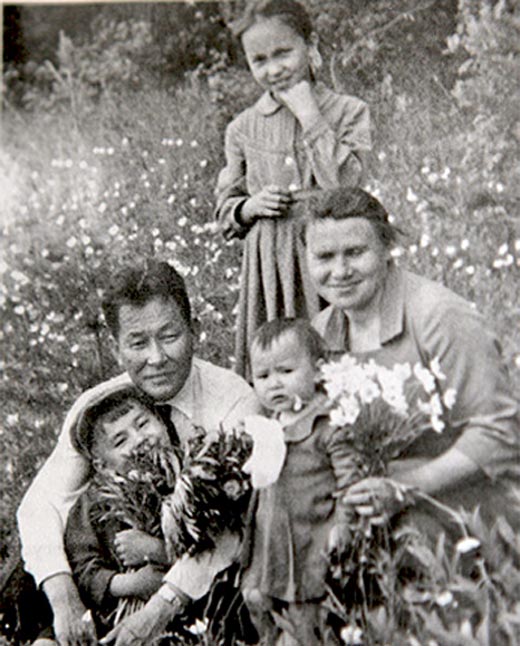 Сергей Шойгу в детстве с родителями и сестрами
