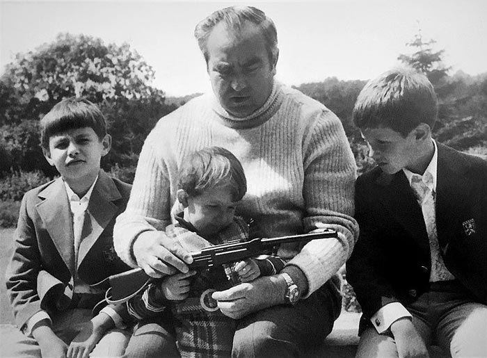 Виктор Куликов с внуками
