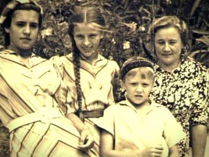 Вторая жена Семена Тимошенко с детьми