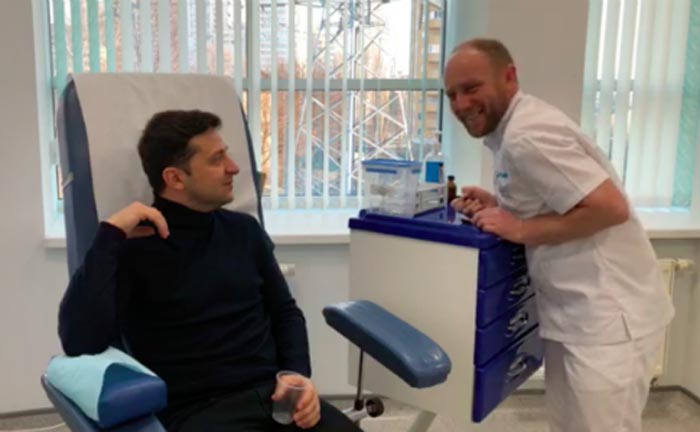 Владислав Кирякулов берет анализ крови у Владимира Зеленского