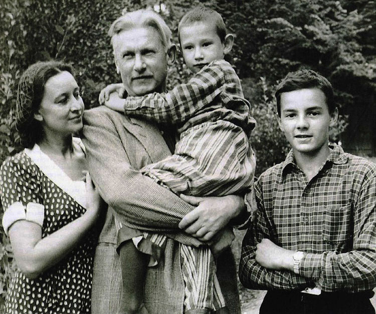 Александр Фадеев с матерью Ангелиной Степановой и отцом Александром Фадеевым