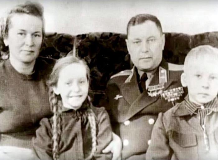 Александр Покрышкин с женой и детьми
