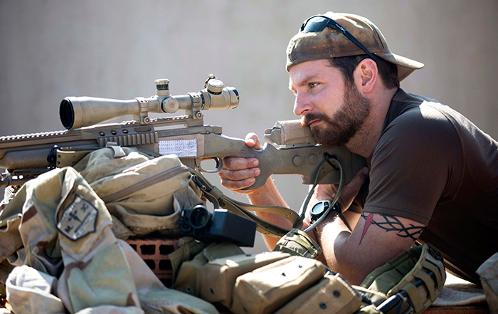 Брэдли Купер в фильме Снайпер