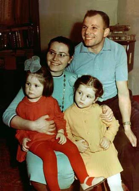 Елена Гагарина в детстве с родителями и сестрой