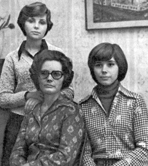 Галина Гагарина в юности с мамой и сестрой