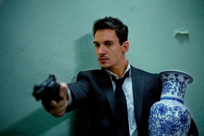 рис майерс джонатан рост. jonathan rhys meyers iz parizha s lubovu. рис майерс джонатан рост фото. рис майерс джонатан рост-jonathan rhys meyers iz parizha s lubovu. картинка рис майерс джонатан рост. картинка jonathan rhys meyers iz parizha s lubovu. Мальчик появился на свет 27 июля 1977 года в столице Ирландии и получил при рождении имя Джонатан Майкл Фрэнсис О‘Киф. Так как он родился с пороком сердца и раньше срока, врачи не давали ребенку шансов на выживание, а родители поспешили окрестить младенца. Но, вопреки прогнозам медиков, Джонатан окреп. Через год семья переехала в графский округ Корк, где поселилась в небольшой квартире.