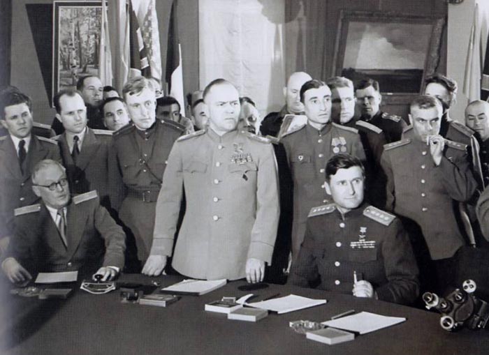 Василий Соколовский при принятии акта капитуляции Германии