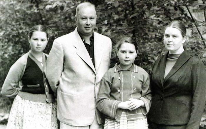 Михаил Миль с женой Прасковьей и дочерьми