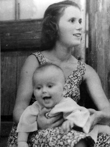 Ольга Рязанова в детстве с мамой