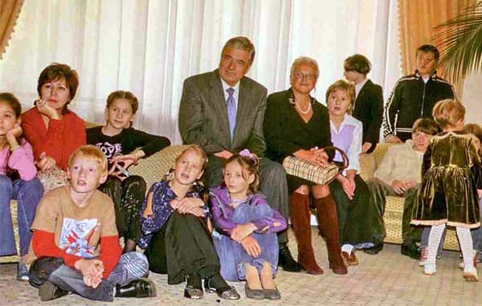 Павел Бородин с женой и детьми