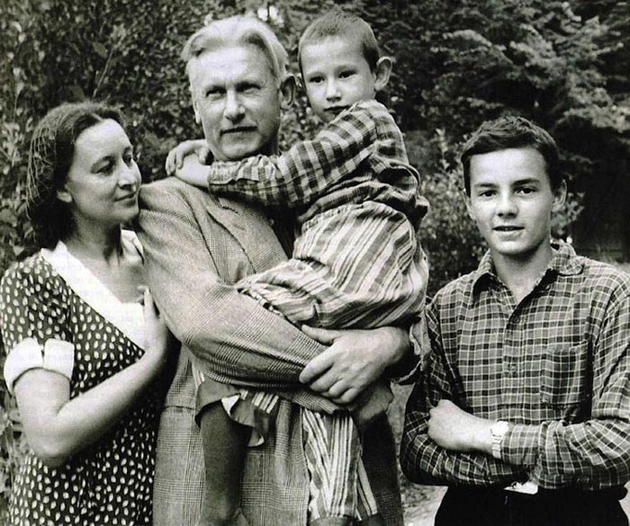 Александр Фадеев и Ангелина Степанова с детьми