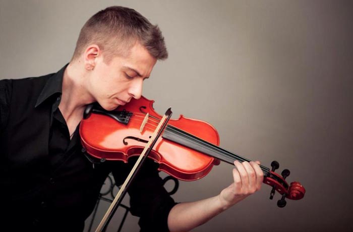 Ростислав Гулбис играет на скрипке