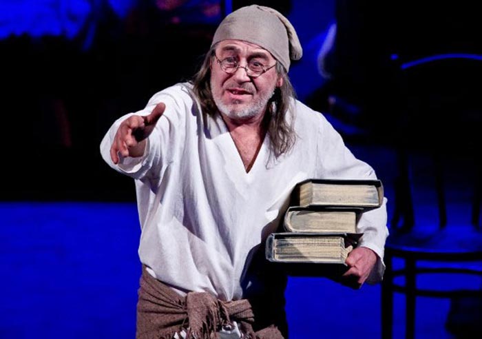 Виталий Логвиновский в спектакле Дядюшкин сон