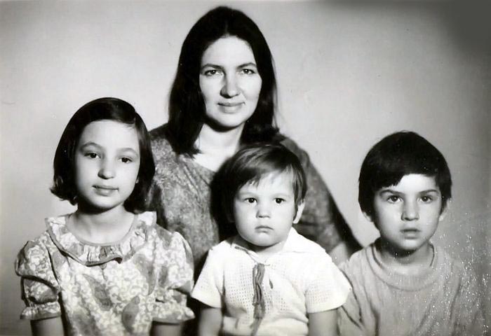 Жена Александра Проханова с детьми