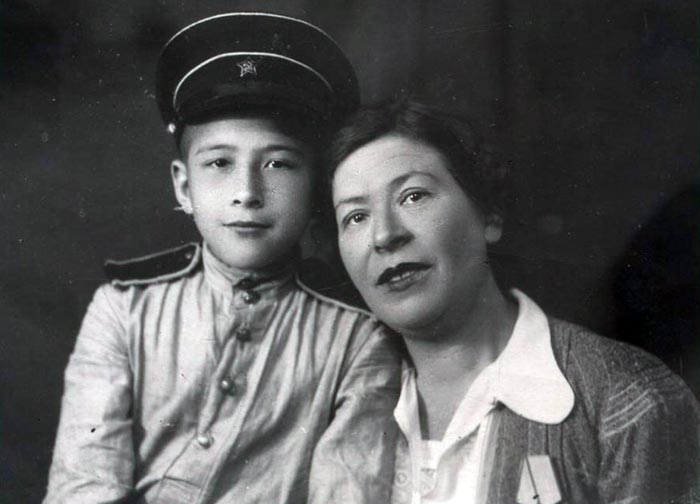 Жена и сын Николая Гастелло