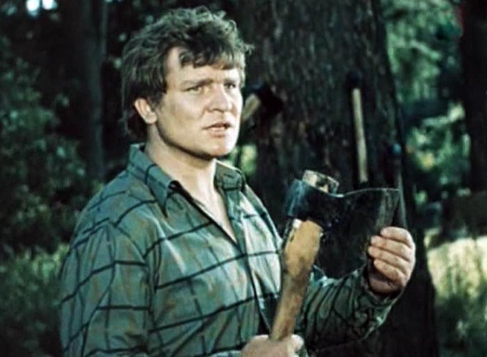 Александр Январев в фильме SOS над тайгой