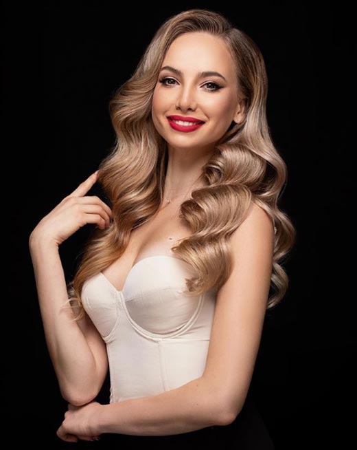 актриса Алина Разуменко