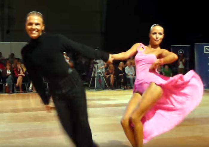 танцуют Анастасия Мельникова и Никита Бровко