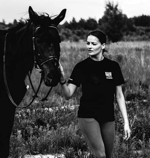 Анастасия Шульженко с лошадью