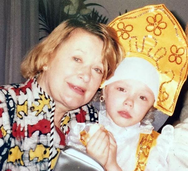 Анастасия Талызина в детстве с бабушкой Валентиной Талызиной