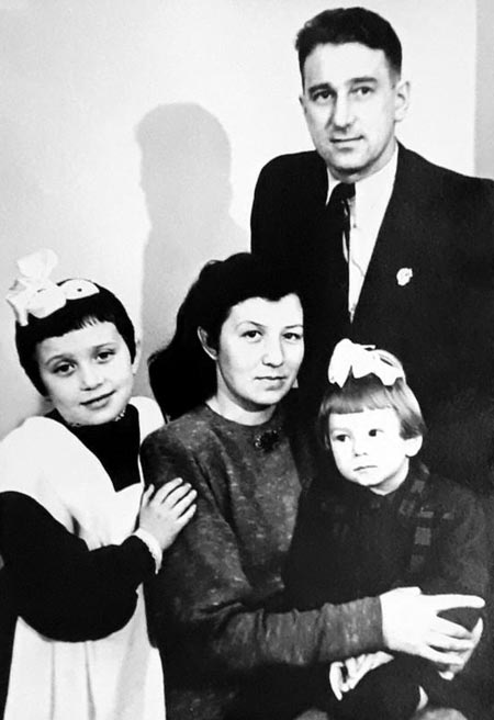 Анатолий Тарасов с женой и дочерьми