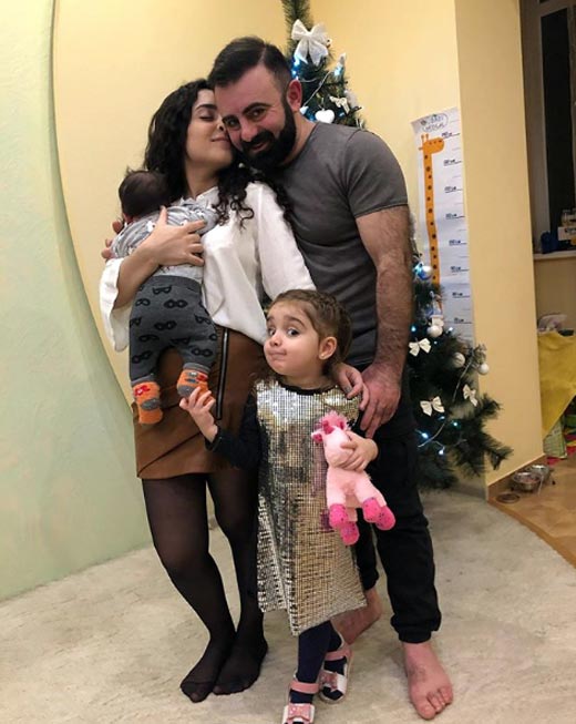 Арам Арзуманян и жена Кристина с детьми