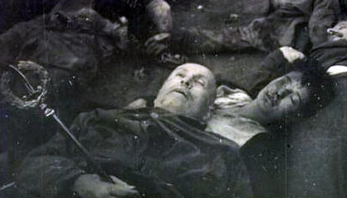 трупы Клара Петаччи и Бенито Муссолини