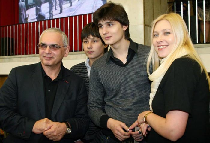 Дарья Майорова и Карен Шахназаров с сыновьями
