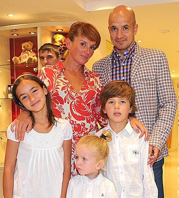 Егор Дружинин и жена Вероника Ицкович с детьми