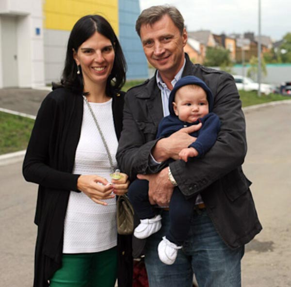 Олег Васильев с женой Натальей и сыном
