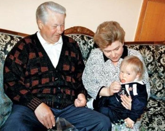 Глеб Дьяченко в детстве с бабушкой и дедушкой