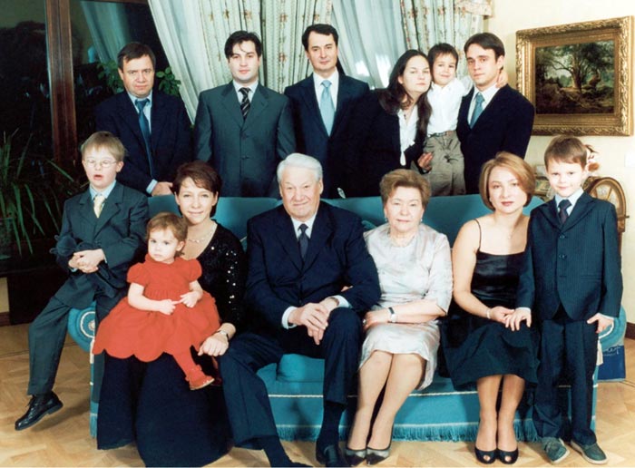 Глеб Дьяченко в детстве с семьей