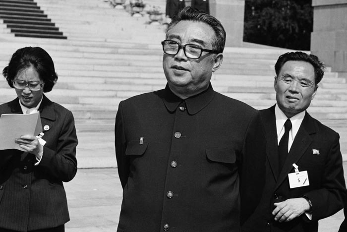 Кто стал первым президентом республики южная корея ким сон чжу. kim ll sung 04. Кто стал первым президентом республики южная корея ким сон чжу фото. Кто стал первым президентом республики южная корея ким сон чжу-kim ll sung 04. картинка Кто стал первым президентом республики южная корея ким сон чжу. картинка kim ll sung 04. Корейский государственный и партийный деятель. В 20-е гг. жил в Китае, где получил образование в китайской школе. Вступил в китайский партизанский отряд, быстро выдвинулся в лидеры и стал командиром в 1932 г. Ким Ир Сен приобрел известность в Корее после того, как его отряд в 1937 г. напал на небольшой японский гарнизон на границе между Китаем и Кореей. Вскоре партизаны были разбиты, и с 1941 г. Ким стал жить в СССР. В Советском Союзе Ким был принят на службу в Советскую армию, стал капитаном. В пропагандистских целях из корейцев была сформирована рота, которую и возглавил Ким. Он вел жизнь обычного офицера, назвал сына Юрой. Впоследствии Юрий Ким станет “любимым руководителем корейского народа товарищем Ким Чен Иром”. После занятия Северной Кореи в 1945 г. советское руководство решило именно Ким Ир Сена сделать руководителем местных коммунистов. Ким считался “своим”, в отличие от корейских подпольщиков, которым И. Сталин не доверял. Так капитан Ким стал “вождем” несмотря на низкий авторитет пришлого офицера среди корейских коммунистов. Он возглавил Временный народный комитет Северной Кореи.