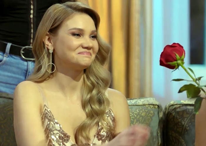 Кристина Романова получает розу от Тимати