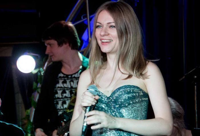 певица Ксения Коламбацкая