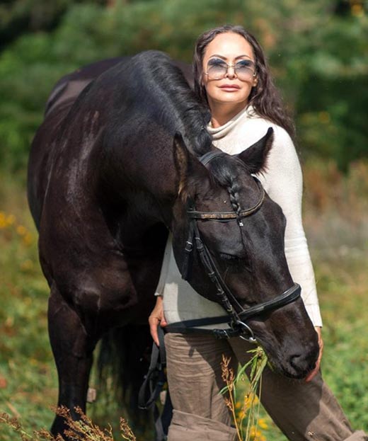 Лариса Луста с лошадью