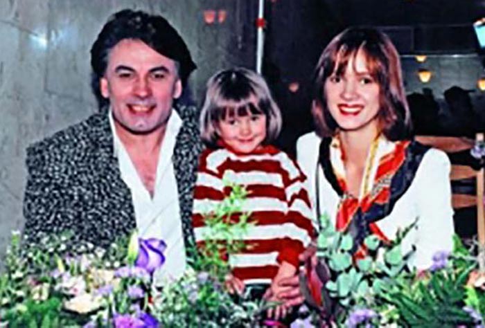 Мишель Серова в детстве с родителями