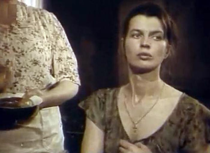 Нийоле Нармонтайте в фильме Осень приходит лесами